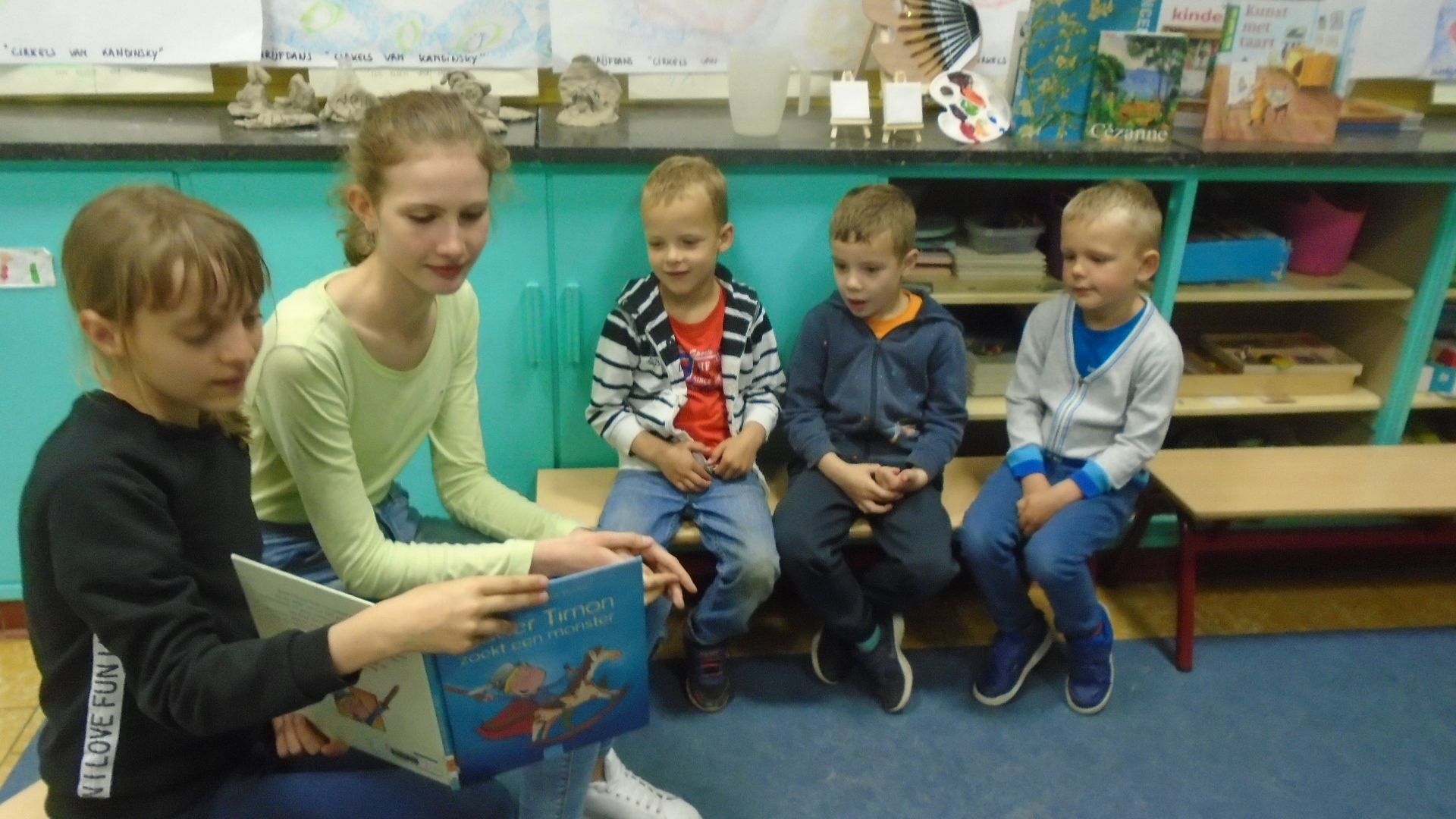 Leerlingen 6A komen voorlezen bij de kleuters van Stotert